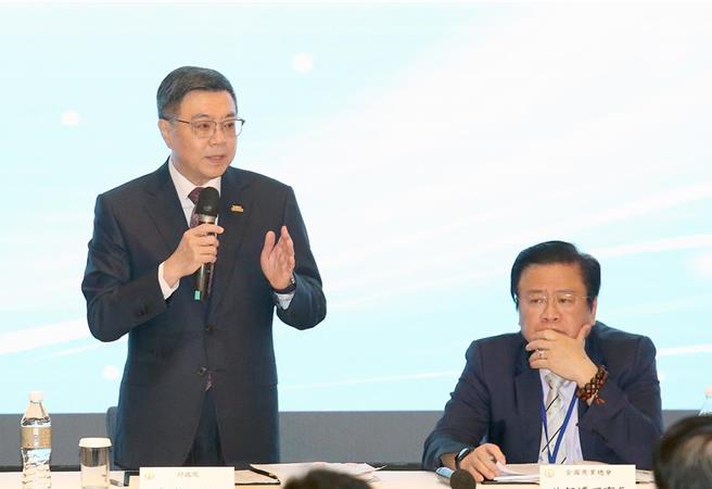 商总今举行「2024行政院长与商业领袖座谈会」，院长卓荣泰(左)指示劳动部，农历年后须提出服务业缺工配套措施，旁为商总理事长许舒博。(范扬光摄)