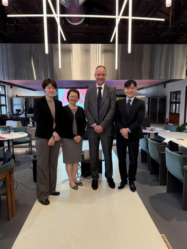 野村投信举行投资展望。主讲者为野村投信投资长俞鼎基（Guy Uding）（右二）、野村投信固定收益部主管谢芝朕（右一）、野村投信海外投资部主管吕丹岚（左一）、野村投信国内股票投资部主管姚郁如（左二）。 图／野村投信提供