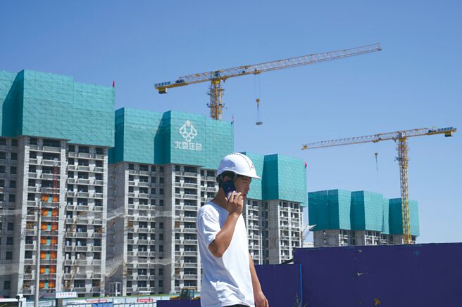 中共中央政治局会议9日下午召开，会议对明年「稳经济」定调更加积极，首度提出「加强超常规逆周期调节」，更是相隔14年后再将货币政策从「稳健」调整为「适度宽松」，并强调「稳住楼市股市」。图／美联社