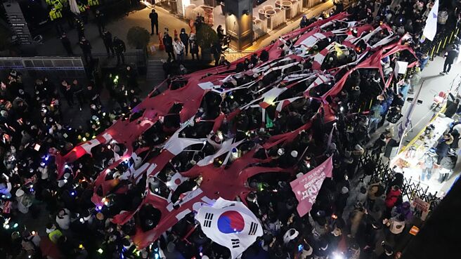 韓國總統尹錫悅宣布戒解，徹底失去民心。圖／美聯社