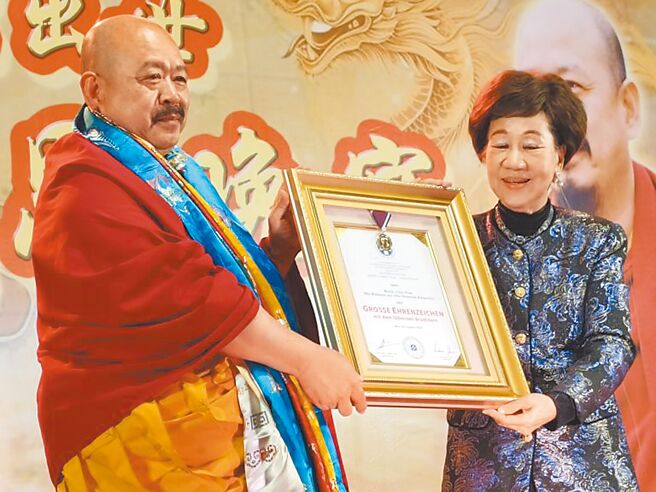 慧吉祥大活佛因对人类有所贡献，前副总统吕秀莲特颁十字勋章匾额。图／业者提供