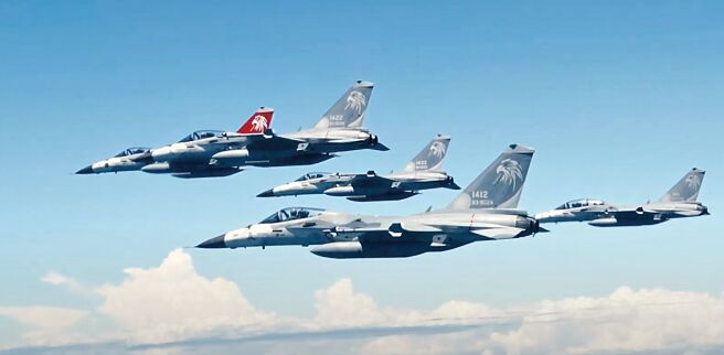 外電稱，大陸目前在台灣周遭海域和東海及南海，部署近90艘海軍與海警艦艇，我國防部則指，中共並畫設7處空域保留區，似乎替軍演作準備。圖為日前國防部發表《守護自由民主 捍衛國家主權》影片，以實際行動守護自由民主，捍衛中華民國主權。（國防部提供）