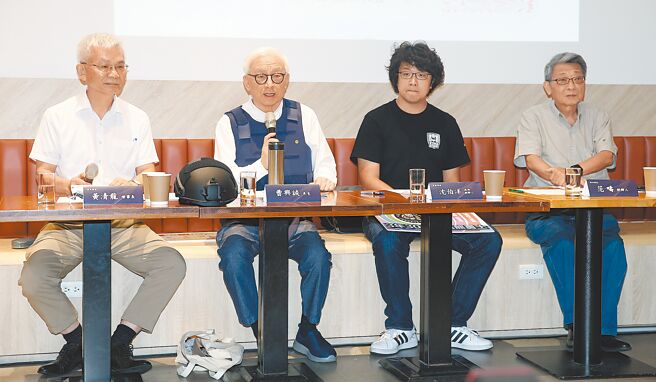 内政部明年度首度编列900万元预算办民防亲子园游会，外界质疑是为黑熊学院量身订制；黑熊学院创办人、绿委沈伯洋（右二）坦言曾建议政府举办，遭蓝委罗智强讽刺「说溜了嘴」。（本报资料照片）