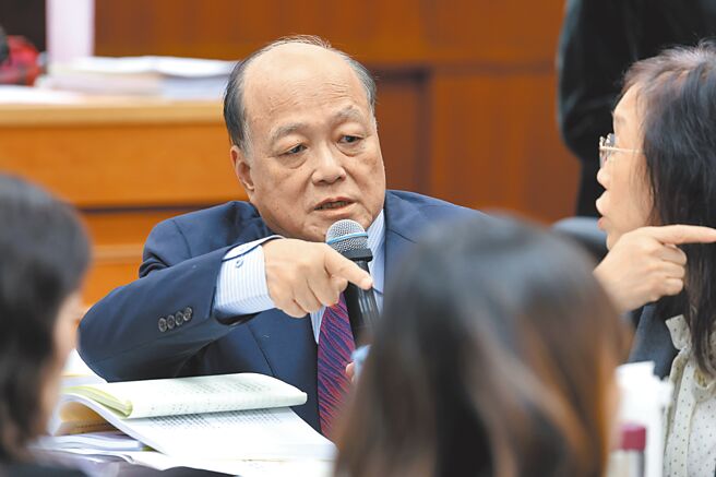 根據陳情，核安會所屬單位某組長去年8月某日被叫去主管辦公室談話，隔天被家人發現在家中身亡，單位內部下達封口令。核安會主委陳明真表示，將在1周內成立調查委員會、1個月內提出初步調查報告。（鄧博仁攝）