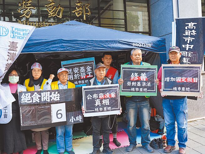 民進黨前立委洪申翰接任勞動部長後，遭勞團質疑屢屢使用迴避、推卸的方式回答重大勞工政策議題，桃園市產業總工會9日早上帶領勞團前往勞動部門口發起絕食100小時行動。（黃敬文攝）