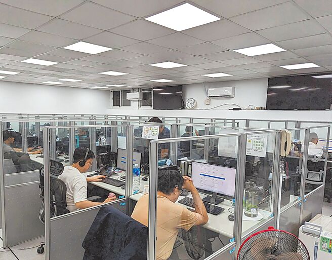 警方表示，將加強員警受理報案技巧，圖為165反詐騙諮詢專線24小時接聽全台詐騙被害人諮詢。示意照，非新聞事件當事人。（胡欣男攝）全國各縣市安心專線1925