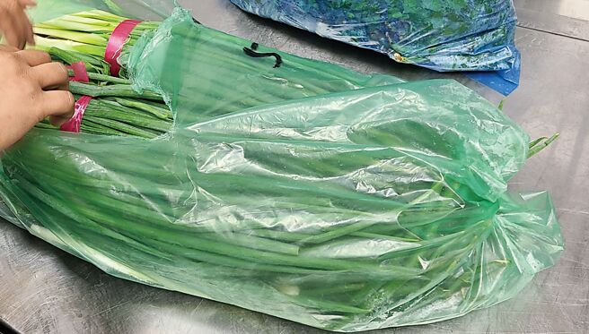 台北市衛生局抽驗火鍋料，辛殿麻辣鍋信義店的蔥被檢出農藥殘留不符規定。（台北市衛生局提供／謝佳君台北傳真）