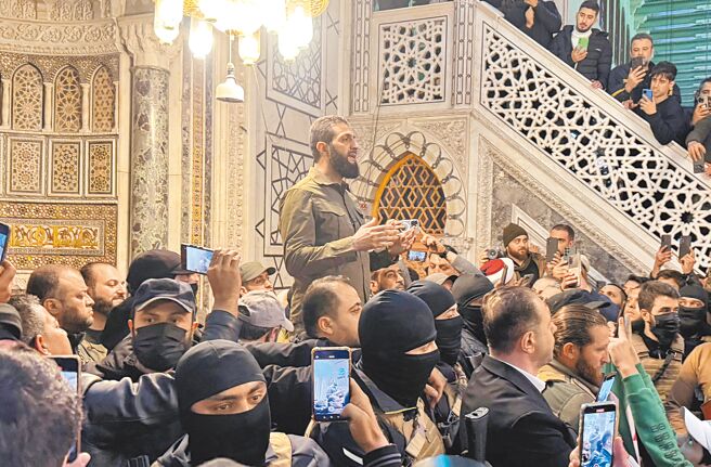 叙利亚反抗军沙姆解放组织推翻阿塞德政府，领袖乔拉尼（中）8日在大马士革奥米亚大清真寺发表演说。（路透）