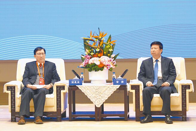 2024年两岸企业家峰会年会9日登场。大陆国台办主任宋涛（右）与峰会台方理事长刘兆玄（左）一行人会面。（吴泓勋摄）