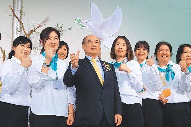 前立法院長王金平（前排左三）8日成立「中道和平聯盟智庫」，並提出他的兩岸論述「治權互不隸屬，主權同而不分」。（本報資料照片）