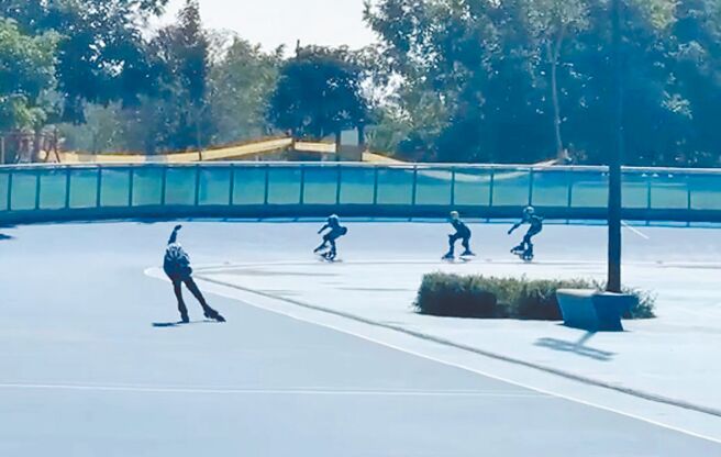 嘉義縣113學年中小學運動會「滑輪溜冰」搞出大烏龍，7日中年級女子組項目因裁判未搖鈴，不但選手多跑一圈，還有人因此絆倒。（讀者提供／呂妍庭嘉義傳真）