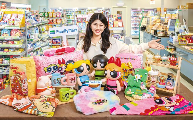 全家搶攻耶誕交換禮物商機，全家行動購、FamiPort推獨家飛天小女警、罐頭豬LuLu居家好物，實體店則有三麗鷗絨毛吊飾等。（全家提供）