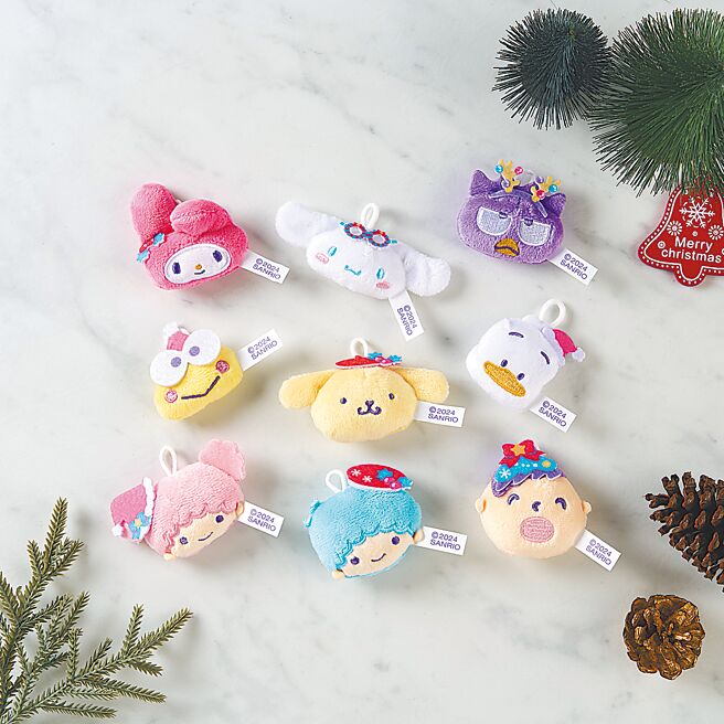 全家實體店推9款Q萌三麗鷗絨毛吊飾，單件89元，全家會員任兩件110元。（全家提供）