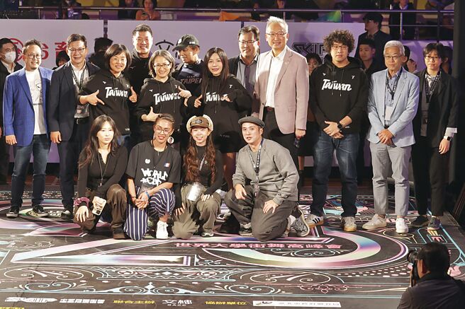 第20屆「2024 College High世界大學街舞高峰會」不僅匯聚台灣大專院校舞壇菁英，更有來自日、韓、法、港、澳、新加坡等地的舞林高手前來切磋。副總統蕭美琴於開幕時與貴賓共同為選手加油（見圖）。第二排左起：文化總會秘書長李厚慶、教育部政次張廖萬堅、立委蘇巧慧、市議員王閔生、副總統蕭美琴、北市府專委呂生源、立委吳沛憶、體育署長鄭世忠、外交部政次吳志中、立委沈伯洋、中華電信個人家庭分公司總經理胡學海、文化部藝術發展司視察劉湘琦。（中華電信提供）