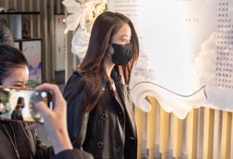 送瓊瑤最後一程！ 林心如一身黑衣哀戚現身告別式