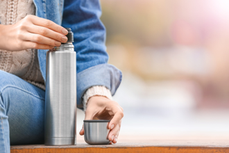 保温杯装4种饮品超NG 专家：细菌全喝下肚