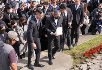 瓊瑤兒親手撒骨灰入花葬區  林心如一路相伴5小時獻花瓣