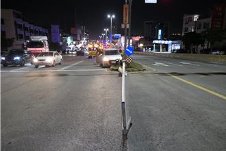 慘！台中向上路這支燈桿遭連2擊 3車連環撞肇事駕駛逃逸