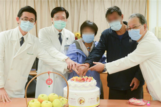 不忍妻受病痛折磨！跨越血型界線 丈夫捐腎救愛妻