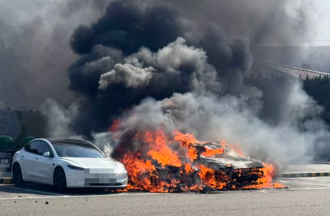 國道泰安服務區BMW火燒車！特斯拉、Volvo衰遭殃