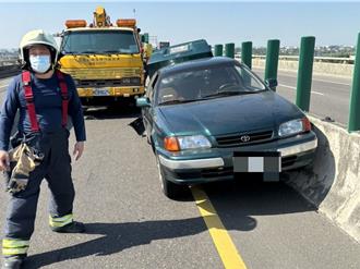 悲劇！台88快速道轎車故障   女駕駛放警示牌遭砂石車撞死