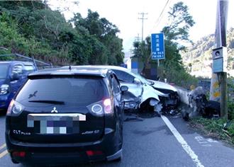 女自撞電桿後被後車追撞　疑未保持距離反應不及釀禍