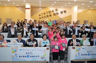 企業捐千台彩色電子書閱讀器 雲林行動圖書館啟航