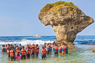 游客爆量衝击小琉球珊瑚生态  监院纠正观光署等4机关