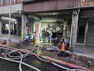 艋舺萬大路公寓家庭工廠起火　消防隊破門灌救2人送醫