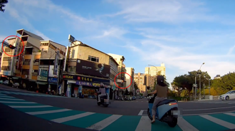 橫向號誌一變紅燈！女騎士吆喝友人傻傻衝 慘遭檢舉「闖紅燈」