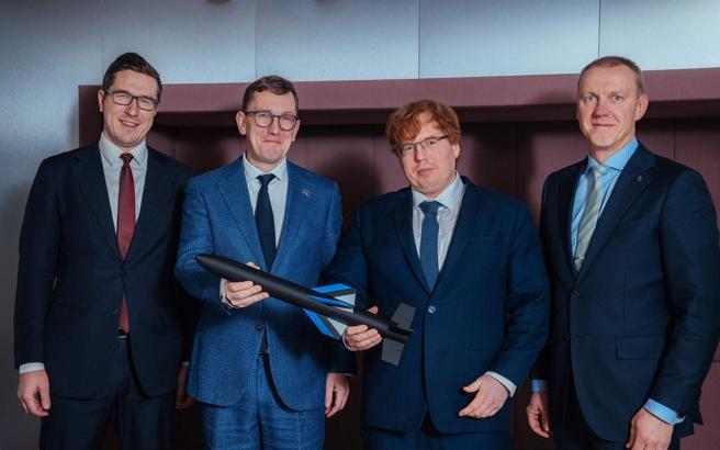 公司干部展示「弗兰肯堡MK1」反无人机飞弹，凸显其外型袖珍，适于大量快速生产。（取自弗兰肯堡科技公司网站）