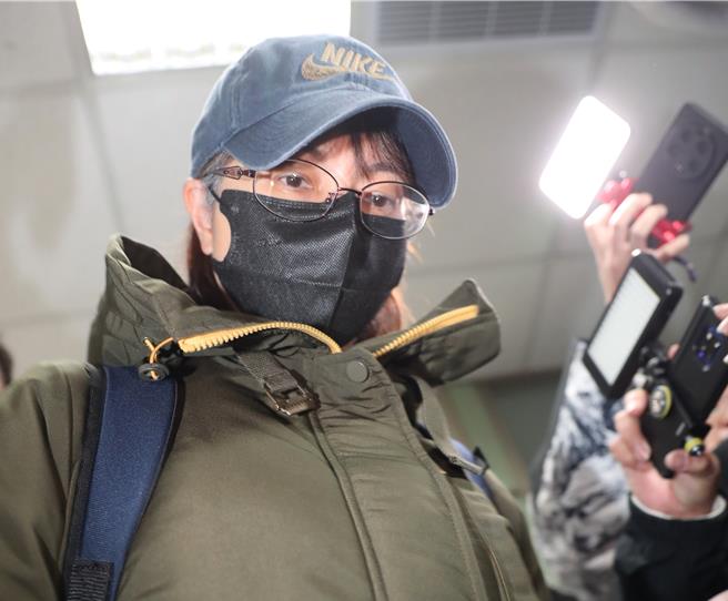 劳动部劳力发展署北分署前分署长谢宜容，疑涉礼品与办公室装潢採购案不法，10日上午被新北地检署指挥调查官兵分22路搜索，复讯后向新北地方法院声请收押禁见。（陈君玮摄）