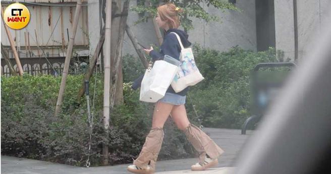 上月26日中午，一只阿圆独自出门。（图／本刊摄影组）