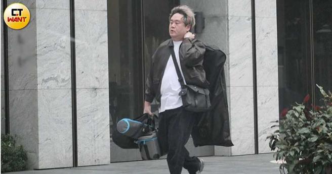 过2小时多陈百祥拎着生财工具从同一栋大楼出来。（图／本刊摄影组）