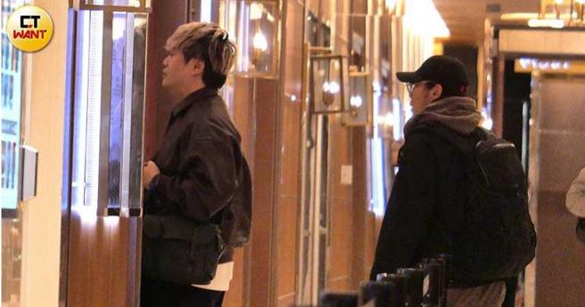 陈百祥与一名男性友人走出信义区社区，2人扛着摄影器材转往微风信义百货。（图／本刊摄影组）