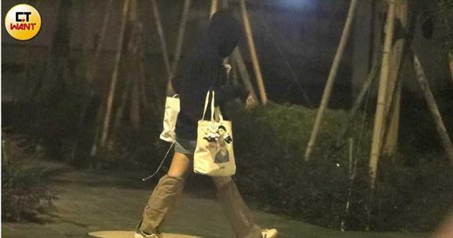 晚间7点半，阿圆穿着跟早上同一装扮返回住家。（图／本刊摄影组）