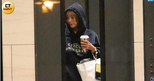 阿圆返家时与陈百祥先前进出的是同一台电梯也抵达同楼层。（图／本刊摄影组）