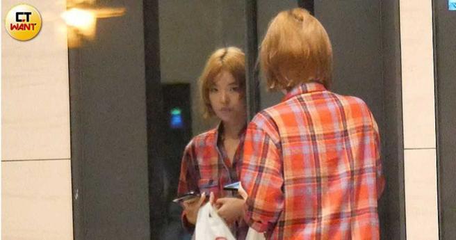 穿着居家的阿圆在9点多下楼拿外送，时隔2小时，阿圆又下楼把包裹放到管理室，由此可知跟该社区很熟悉。（图／本刊摄影组）