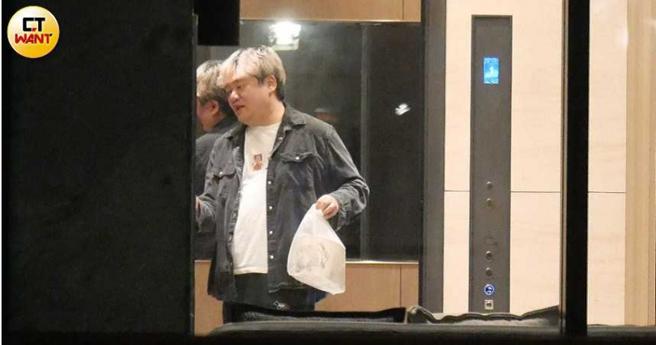 上月23日的晚间8点多，刚返家的陈百祥也搭同台电梯下楼拿外送。（图／本刊摄影组）