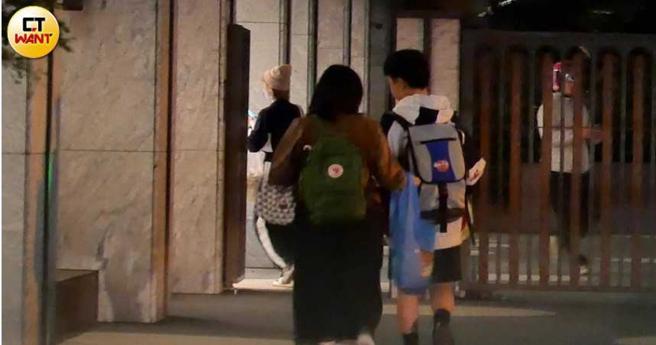 阿圆在22日买完耶诞饰品用具后，被捕捉到返回该社区的画面。（图／本刊摄影组）