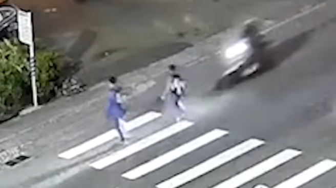 2名学生眼看就快到对向，没想到一辆机车未减速，直接撞上其中一名女学生。（翻摄自WoWtchout - 地图型行车影像分享平台）