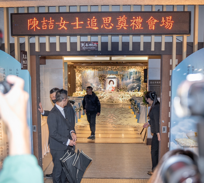 家属今上午替琼瑶举行家祭。（图／吴松翰摄）