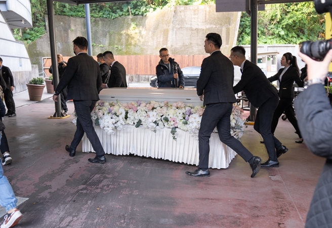 琼瑶家祭仪式完成，家属稍早推棺木至火葬场。（图／吴松翰摄）