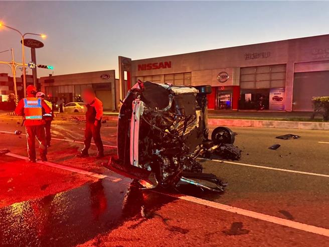 2024年12月11日苗栗县／40岁梁姓男子驾驶自小客车，沿介寿路北往南方向行驶，行经台一线路口时，因车辆失控撞上分隔岛，导致车辆侧翻。（读者提供／吕丽甄苗栗传真）