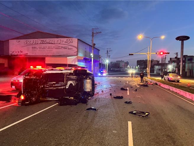 2024年12月11日苗栗县／40岁梁姓男子驾驶自小客车，沿介寿路北往南方向行驶，行经台一线路口时，因车辆失控撞上分隔岛，导致车辆侧翻。（读者提供／吕丽甄苗栗传真）