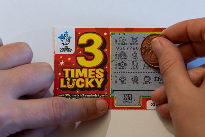 国外一名女子玩刮刮乐中了5万美元（约新台币162万），男友得知竟想共享奖金，被拒绝后翻脸怒呛「贪婪」。（示意图：Shutterstock／达志）