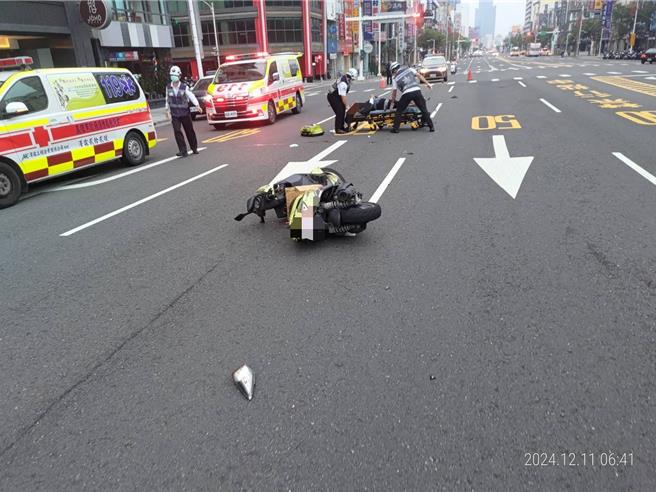 車禍發生後，2騎士均頭部腦震盪需住院觀察，並無生命危險，詳細肇責後續釐清中。（民眾提供／紀爰高雄傳真）