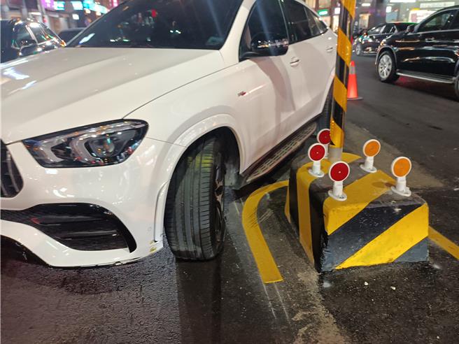 台中北区进化北路沿线新设置行人庇护岛发生多起自撞事故，10日18时30分1台宾士休旅车在由学士路左转进化北路一个西瓜切左转又自撞骑上庇护岛。（民眾提供／冯惠宜台中传真）