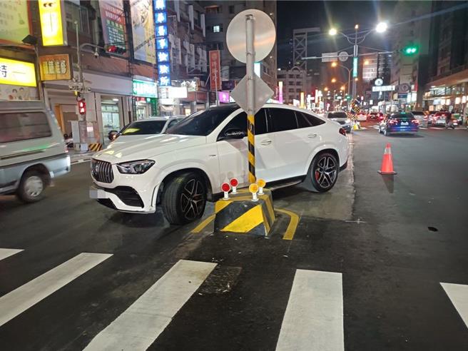 台中北区进化北路沿线新设置行人庇护岛发生多起自撞事故，10日18时30分1台宾士休旅车在由学士路左转进化北路一个西瓜切左转又自撞骑上庇护岛。（民眾提供／冯惠宜台中传真）