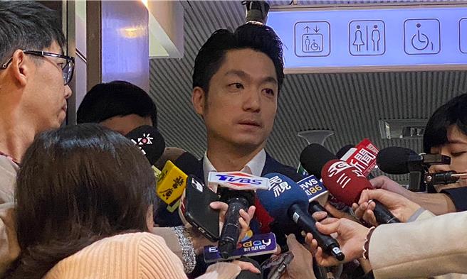 针对陆委会可能将双城论坛停办一事，台北市长蒋万安11日受访时表示，双城论坛是目前难能可贵，两岸之间仅存的沟通交流平台之一，很希望双城论坛能够继续办下去，大家也应该要对台湾的民主韧性有信心。（丁上程摄）